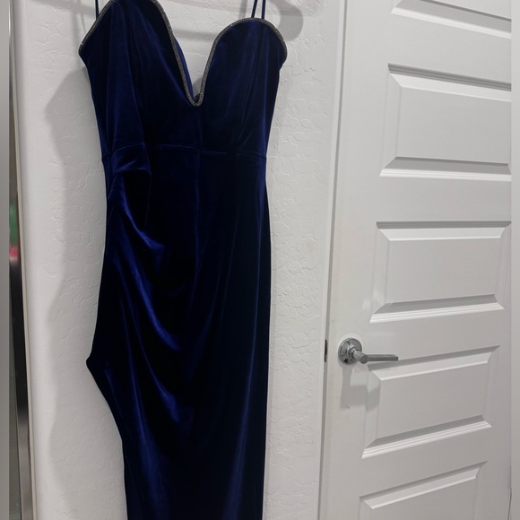 Blue velvet gown with embellished sweetheart neckline - Picture 3 of 5